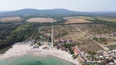 Bulgaristan 'ın Burgaz Bölgesi' nin Çarevo kasabası yakınlarındaki Arapya plajının hava manzarası 