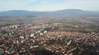 Bulgaristan 'ın Kyustendil kentinin şaşırtıcı hava gün batımı manzarası