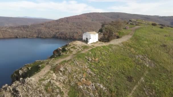 ブルガリア ペルニク地方の洗礼者聖ヨハネ教会とペチェリーナ貯水池の空中ビュー — ストック動画