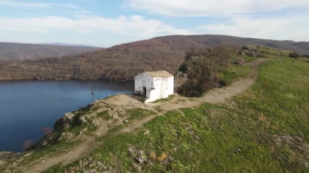 Вид Згори Церкву Святого Івана Хрестителя Водосховище Пхеліна Перник Болгарія — стокове відео