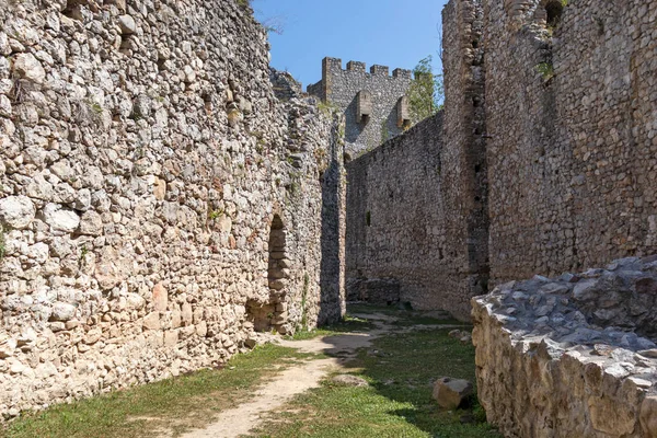 Despotovac, Sırbistan - 11 Ağustos 2019: 1406 ve 1418 yılları arasında kurulan Ortaçağ Manasija manastırı, Sumadija ve Batı Sırbistan