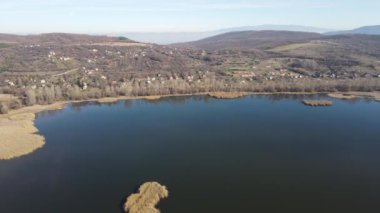 Bulgaristan 'ın Kyustendil bölgesindeki Konyavska Dağı' ndaki Choklyovo bataklığının sonbahar manzarası