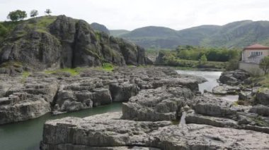 Bulgaristan 'ın Studen Kladenets Barajı' nın altındaki Şeytan Dere (Şeytan Nehri) Kanyonu 'nun havadan görünüşü