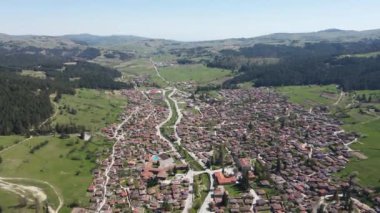 Bulgaristan 'ın Sofya Bölgesi' nin tarihi Koprivshtitsa kentinin hava manzarası