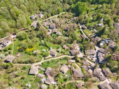Bulgaristan 'ın Gabrovo bölgesinin Bozhentsi köyünün Aerial Spring manzarası