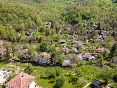 Bulgaristan 'ın Gabrovo bölgesinin Bozhentsi köyünün Aerial Spring manzarası