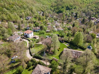 Bulgaristan 'ın Gabrovo bölgesinin Bozhentsi köyünün Aerial Spring manzarası