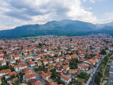 Bulgaristan 'ın Blagoevgrad bölgesinin ünlü Bansko kayak beldesinin hava manzarası