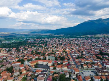Bulgaristan 'ın Blagoevgrad bölgesinin ünlü Bansko kayak beldesinin hava manzarası