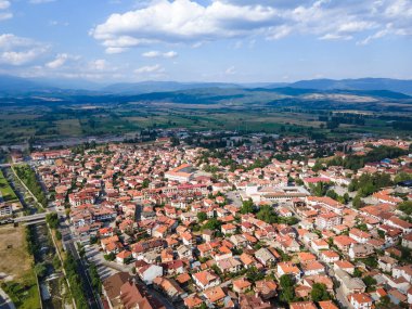 Bulgaristan 'ın Blagoevgrad bölgesinin ünlü Bansko kayak beldesinin hava manzarası