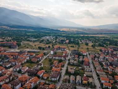 Bulgaristan 'ın Blagoevgrad bölgesinin ünlü Bansko kayak beldesinin hava manzarası