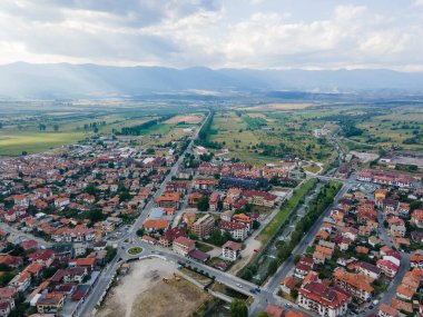 Bulgaristan 'ın Blagoevgrad bölgesinin ünlü Bansko kayak beldesinin hava manzarası