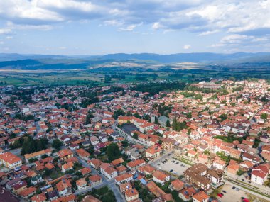Bulgaristan 'ın Blagoevgrad bölgesinin ünlü Bansko kayak beldesinin hava manzarası