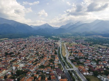 Bulgaristan 'ın Blagoevgrad bölgesinin ünlü Bansko kayak beldesinin hava manzarası