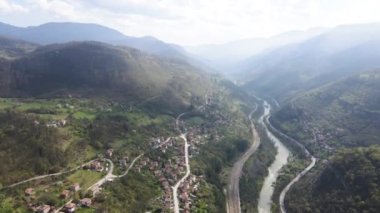 Bulgaristan 'ın Balkan Dağları' ndaki Iskar Nehri Boğazı 'ndaki Lakatnik köyünün hava manzarası