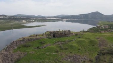 Bulgaristan 'ın Kardzhali kenti yakınlarındaki Studen Kladenets rezervuarının güney sahilindeki antik Vishegrad Kalesi' nin havadan görünüşü