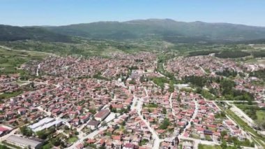 Bulgaristan 'ın Pazardzhik bölgesinin tarihi Strelcha kentinin hava manzarası