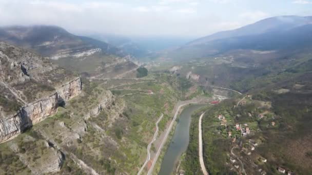 保加利亚巴尔干山脉Iskar河峡谷Lakatnik村的空中景观 — 图库视频影像
