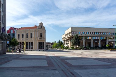 VIDIN, BULGARIA - 23 Mayıs 2021: Bulgaristan 'ın Vidin kentinin merkezindeki Bdintsi Meydanı Panoraması