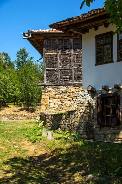 Bulgaristan Lovech Bölgesindeki Oreshak Köyünde Otantik Ondokuzuncu Yüzyıl Evleriyle Baba — Stok fotoğraf