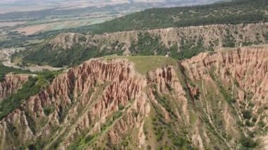 Kaya oluşumunun hava görüntüsü Stob piramitleri, Rila Dağı, Kyustendil bölgesi, Bulgaristan