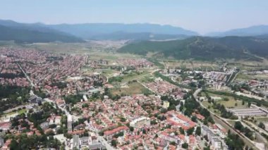 Bulgaristan 'ın Pazardzhik bölgesinin Velingrad kentinde bulunan ünlü spa beldesinin hava manzarası