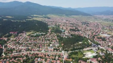 Bulgaristan 'ın Pazardzhik bölgesinin Velingrad kentinde bulunan ünlü spa beldesinin hava manzarası