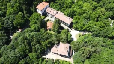 Bulgaristan 'ın Vitosha dağındaki Ortodoks Dragalevtsi manastırının havadan yaz manzarası