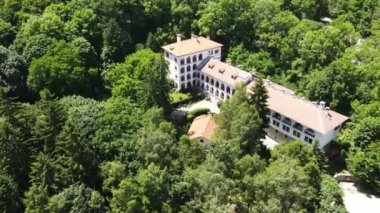 Bulgaristan 'ın Vitosha dağındaki Ortodoks Dragalevtsi manastırının havadan yaz manzarası