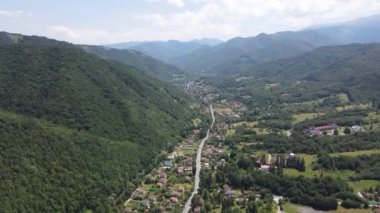 Bulgaristan 'ın Balkan Dağları, Lovech bölgesindeki Ribaritsa köyünün hava manzarası