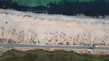 Bulgaristan 'ın Burgaz Bölgesi' nin Dyuni tatil beldesi yakınlarındaki The Driver Beach 'in hava günbatımı manzarası 