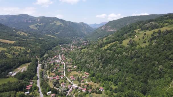 Вид Воздуха Село Рибарица Балканских Горах Ловечская Область Болгария — стоковое видео