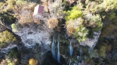 Bulgaristan 'ın Kyustendil Bölgesi, Zemen Dağı' ndaki Polska Skakavitsa şelalesinin sonbahar manzarası