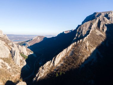 Balkan Dağları ve Vratsata Geçidi 'nin İnanılmaz Sonbahar Manzarası, Bulgaristan