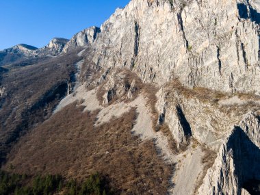 Balkan Dağları ve Vratsata Geçidi 'nin İnanılmaz Sonbahar Manzarası, Bulgaristan