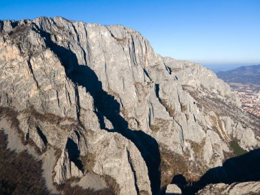Balkan Dağları ve Vratsata Geçidi 'nin İnanılmaz Sonbahar Manzarası, Bulgaristan
