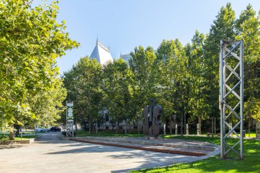 BÜKREŞ, ROMANIA - 17 AĞUSTOS 2021: Romanya 'nın Bükreş kentinin şehir merkezinde (eski kasaba) tipik cadde ve durgunluk