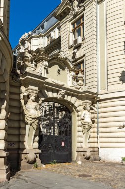 BÜKREŞ, ROMANIA - 17 AĞUSTOS 2021: Romanya 'nın Bükreş kentinin şehir merkezinde (eski kasaba) tipik cadde ve durgunluk