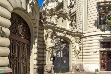 BÜKREŞ, ROMANIA - 17 AĞUSTOS 2021: Romanya 'nın Bükreş kentinin şehir merkezinde (eski kasaba) tipik cadde ve durgunluk