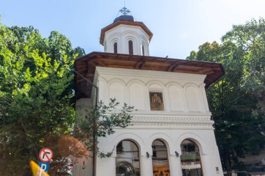 BUCHAREST, ROMANIA - 17 Ağustos 2021: Romanya 'nın Bükreş kentindeki (eski kasaba) bir günlük kilisede inşa edilen St. Nicholas