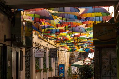 BÜKREŞ, ROMANIA - 17 AĞUSTOS 2021: Romanya 'nın Bükreş kentinin şehir merkezinde (eski kasaba) tipik cadde ve durgunluk