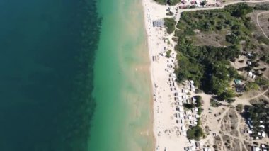 Bulgaristan 'ın Burgaz Bölgesi' nin Sozopol kasabası yakınlarındaki Gradina (Bahçe) plajının havadan manzarası 