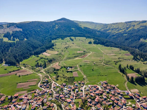 Bulgaristan 'ın Sofya Bölgesi' nin tarihi Koprivshtitsa kentinin hava manzarası