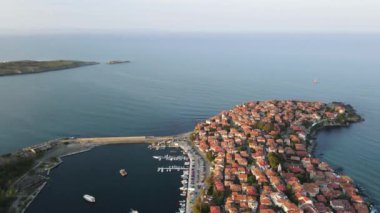 Bulgaristan 'ın Burgaz Bölgesi' ndeki Sozopol limanı ve eski kentin hava gün batımı manzarası