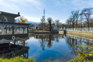SOFYA, BULGARIA - 11 Kasım 2021: Bulgaristan 'ın Sofya kentindeki Borisova Gradina (Boris Garden) kentindeki Ağaçlı ve Bahçeli Sonbahar Manzarası