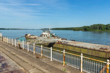 VIDIN, BULGARIA - 23 Mayıs 2021: Bulgaristan 'ın Vidin kentinin merkezindeki sahil caddesi