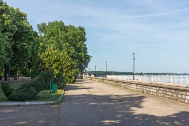 VIDIN, BULGARIA - 23 Mayıs 2021: Bulgaristan 'ın Vidin kentinin merkezindeki sahil caddesi