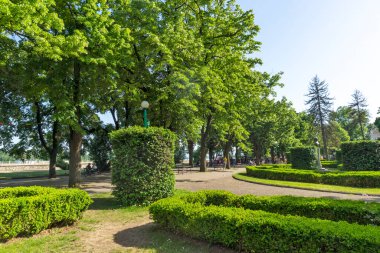 VIDIN, BULGARIA - 23 Mayıs 2021: Bulgaristan 'ın Vidin kentinin merkezindeki sahil caddesi