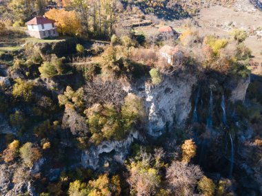 Bulgaristan 'ın Kyustendil Bölgesi, Zemen Dağı' ndaki Polska Skakavitsa şelalesinin sonbahar manzarası