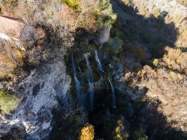 保加利亚Kyustendil地区Zemen山Polska Skakavitsa瀑布的空中秋季景观 — 图库照片